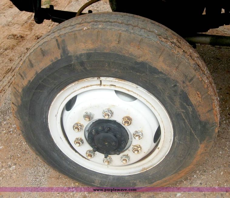 image for item 8778 1980 Ford F700 truck with auger bin