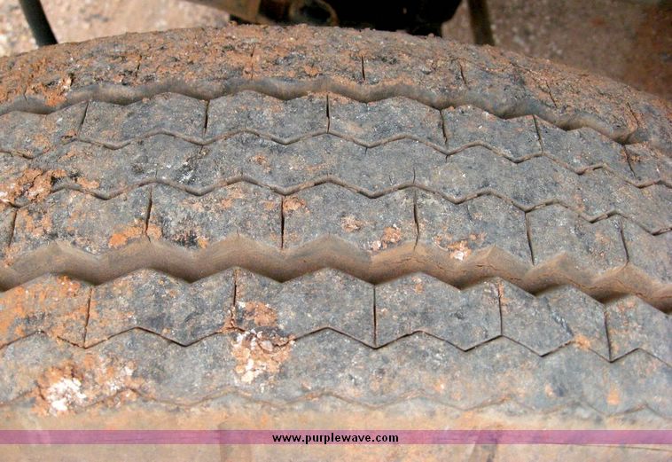 image for item 8778 1980 Ford F700 truck with auger bin