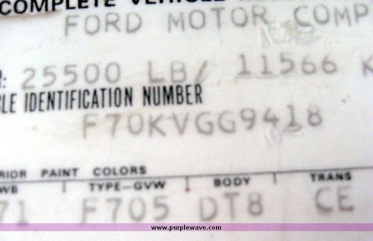 image for item 8778 1980 Ford F700 truck with auger bin