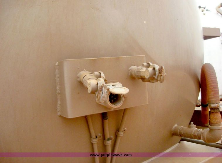 image for item 8966 1980 Tiger Tank water trailer