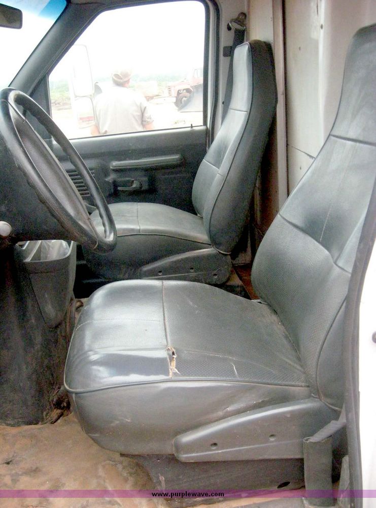 image for item 8967 1993 Ford Box truck