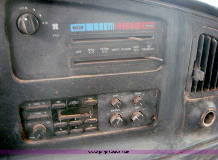 image for item 8967 1993 Ford Box truck