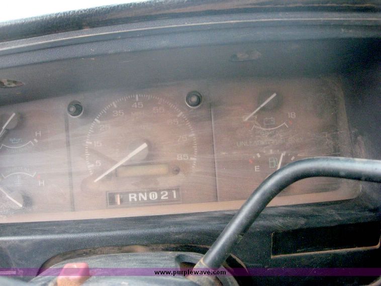 image for item 8967 1993 Ford Box truck