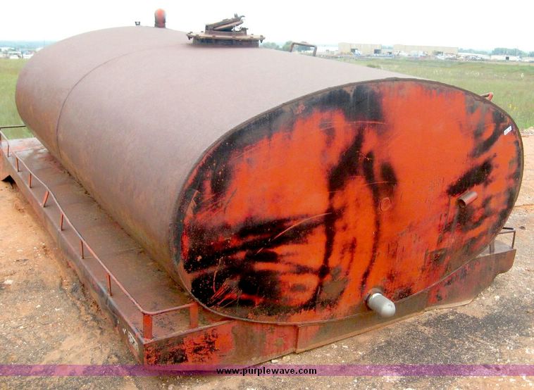 image for item 8969 Approximately 1,000 gallon water tank bed
