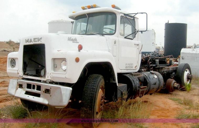 image for item 8973 1985 Mack Econodyne semi truck
