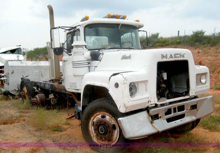 image for item 8973 1985 Mack Econodyne semi truck
