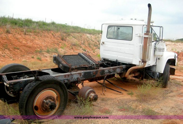 image for item 8973 1985 Mack Econodyne semi truck