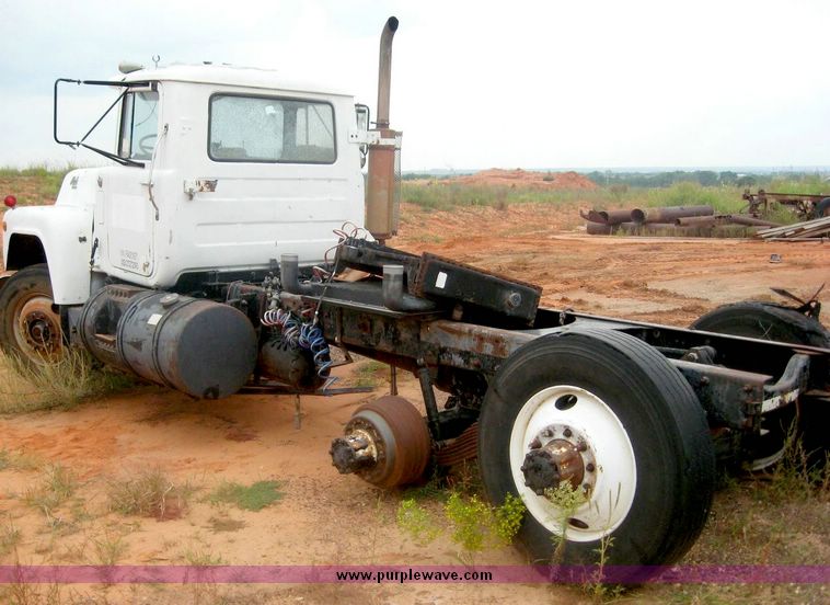 image for item 8973 1985 Mack Econodyne semi truck