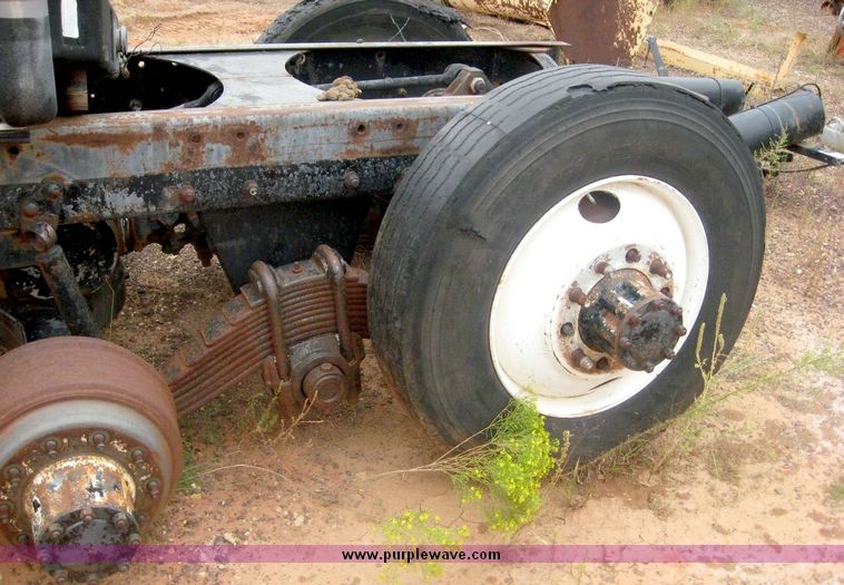 image for item 8973 1985 Mack Econodyne semi truck