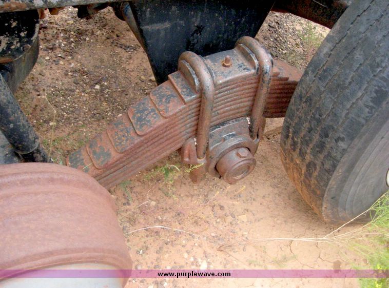 image for item 8973 1985 Mack Econodyne semi truck