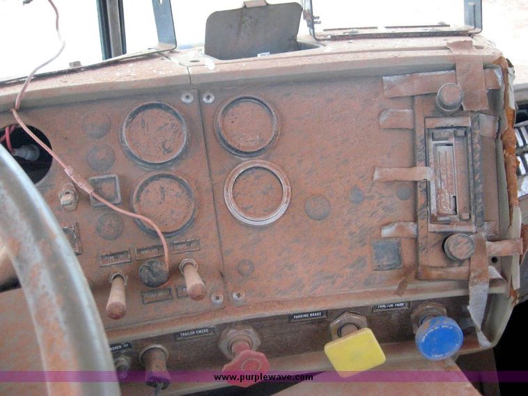 image for item 8973 1985 Mack Econodyne semi truck