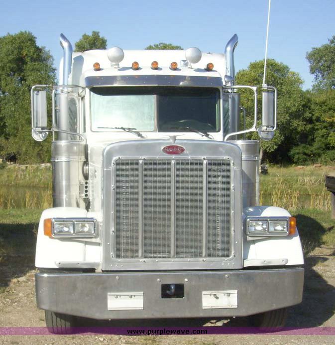 image for item 7602 2005 Peterbilt Conventional 379 semi truck