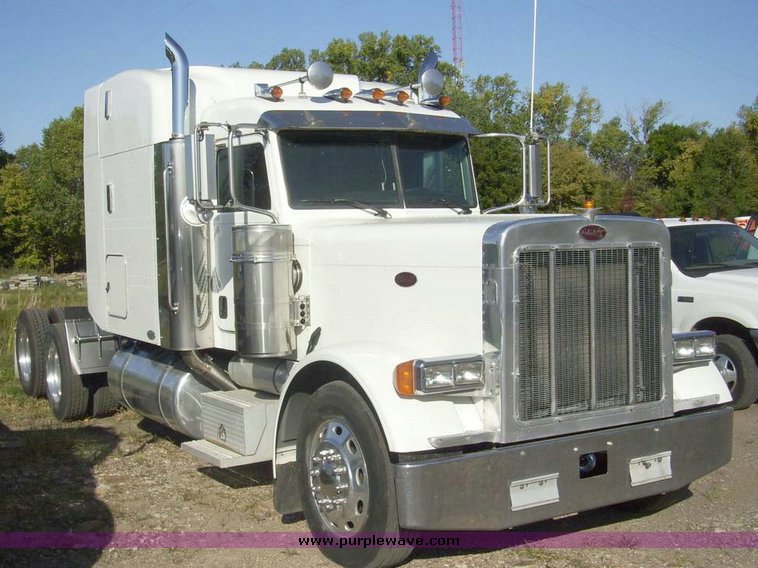 image for item 7602 2005 Peterbilt Conventional 379 semi truck