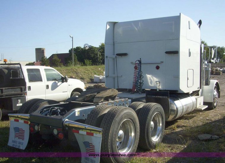 image for item 7602 2005 Peterbilt Conventional 379 semi truck