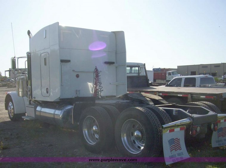 image for item 7602 2005 Peterbilt Conventional 379 semi truck