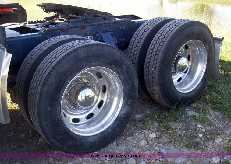 image for item 7602 2005 Peterbilt Conventional 379 semi truck