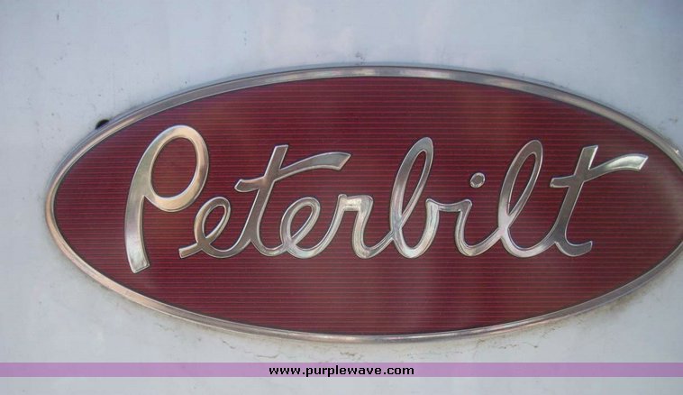 image for item 7602 2005 Peterbilt Conventional 379 semi truck