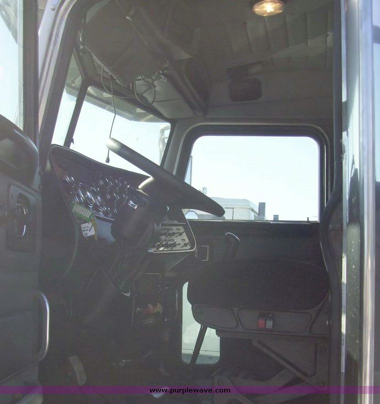 image for item 7602 2005 Peterbilt Conventional 379 semi truck