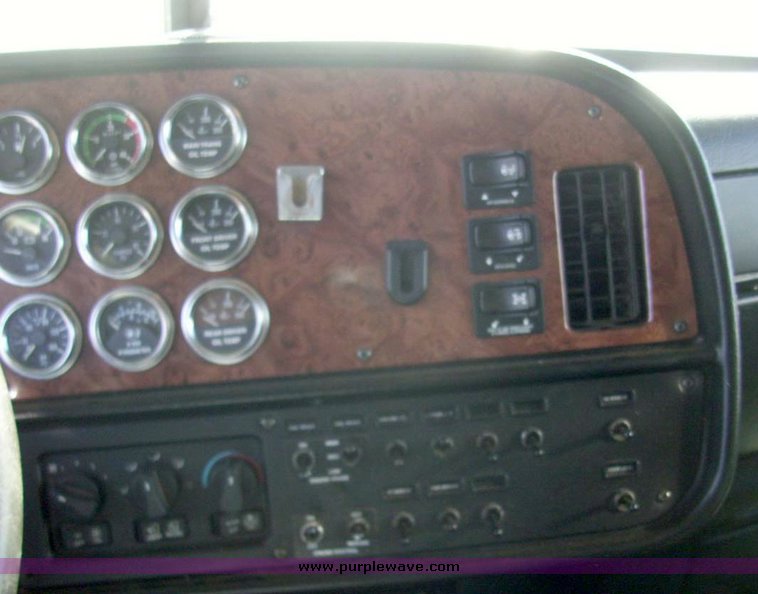 image for item 7602 2005 Peterbilt Conventional 379 semi truck