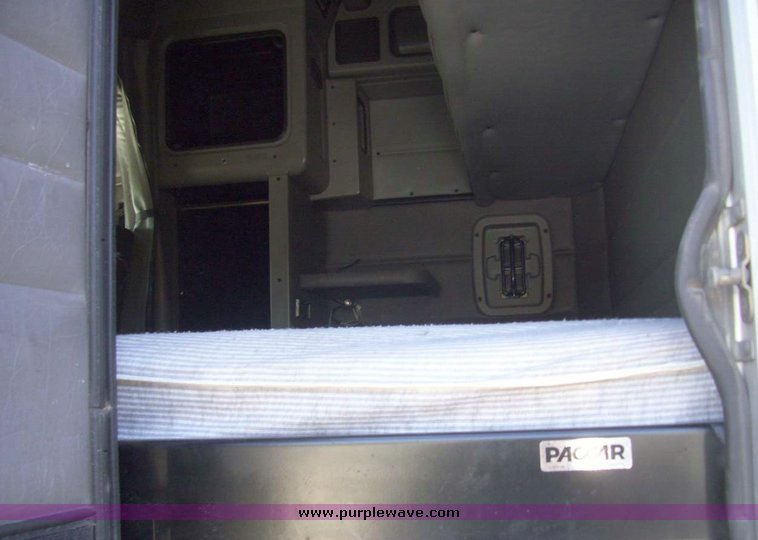 image for item 7602 2005 Peterbilt Conventional 379 semi truck