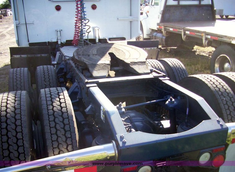 image for item 7602 2005 Peterbilt Conventional 379 semi truck