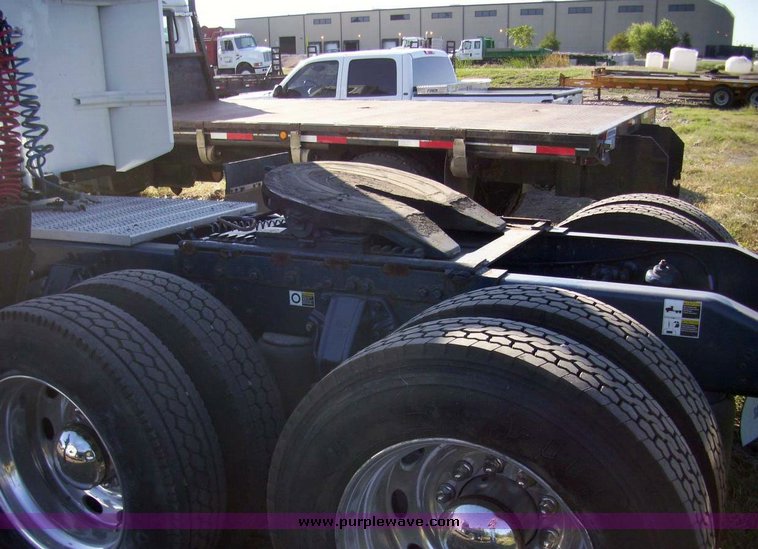 image for item 7602 2005 Peterbilt Conventional 379 semi truck