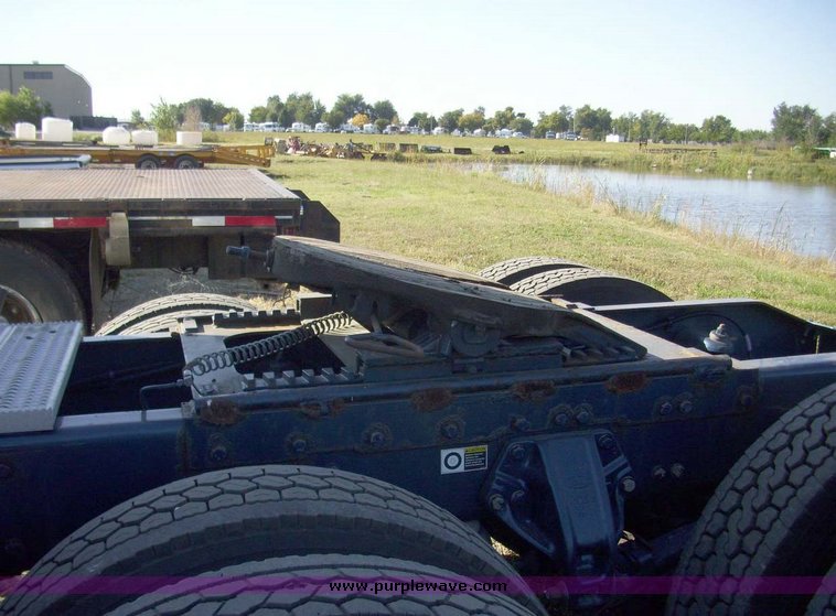 image for item 7602 2005 Peterbilt Conventional 379 semi truck