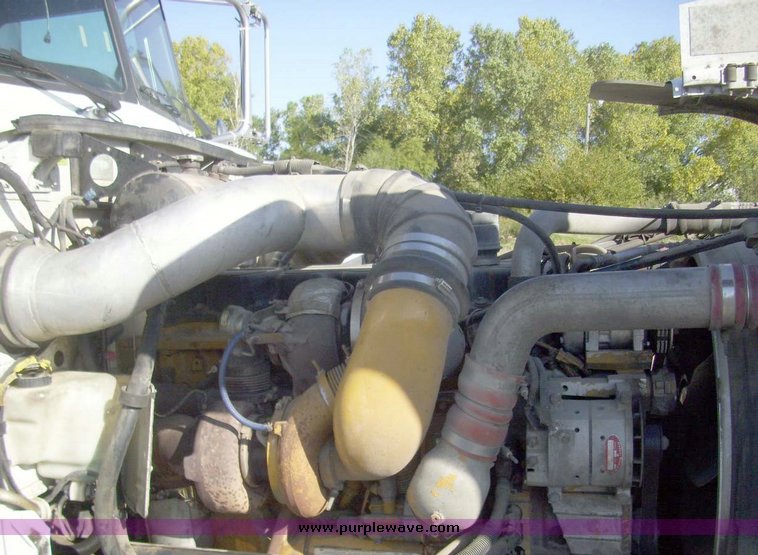 image for item 7602 2005 Peterbilt Conventional 379 semi truck