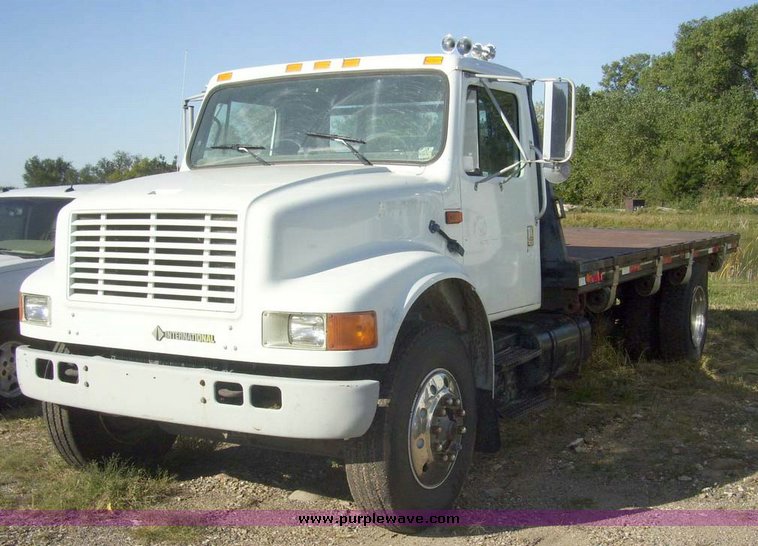 image for item 7603 1992 International Series 4700 16' flat bed truck