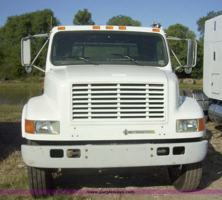 image for item 7603 1992 International Series 4700 16' flat bed truck