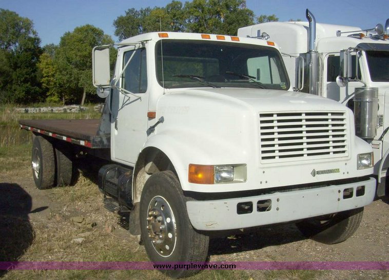 image for item 7603 1992 International Series 4700 16' flat bed truck