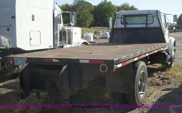 image for item 7603 1992 International Series 4700 16' flat bed truck