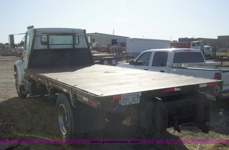 image for item 7603 1992 International Series 4700 16' flat bed truck