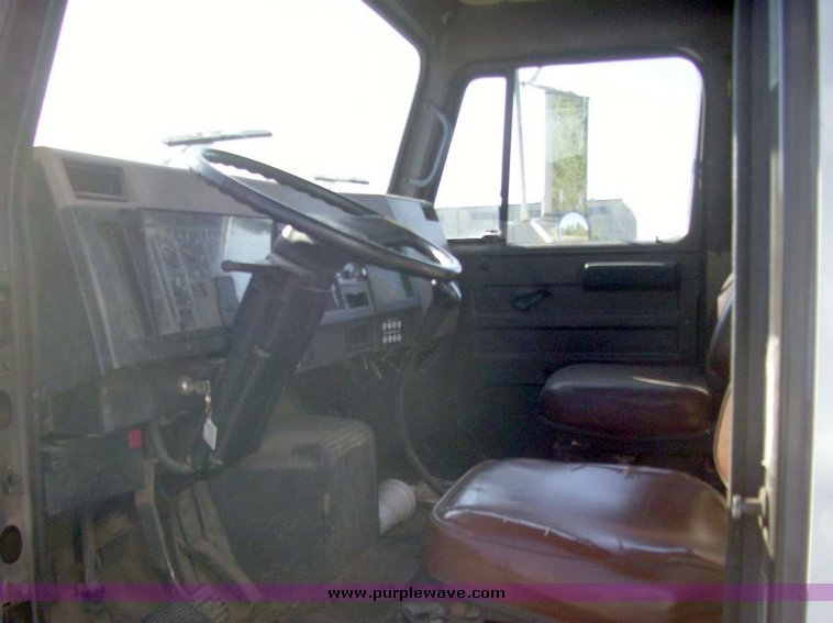 image for item 7603 1992 International Series 4700 16' flat bed truck