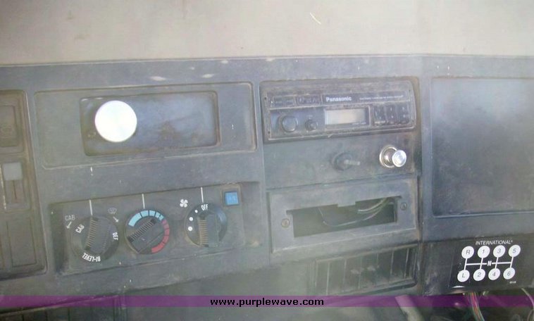 image for item 7603 1992 International Series 4700 16' flat bed truck