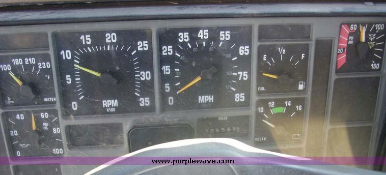 image for item 7603 1992 International Series 4700 16' flat bed truck