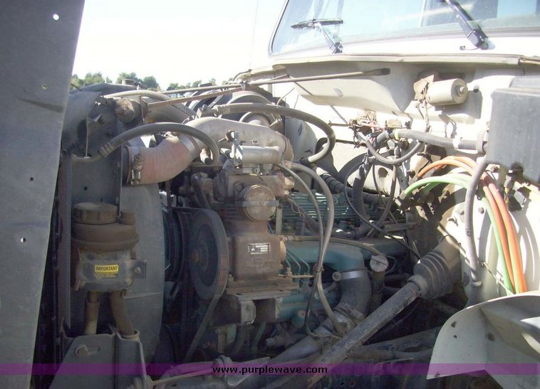 image for item 7603 1992 International Series 4700 16' flat bed truck