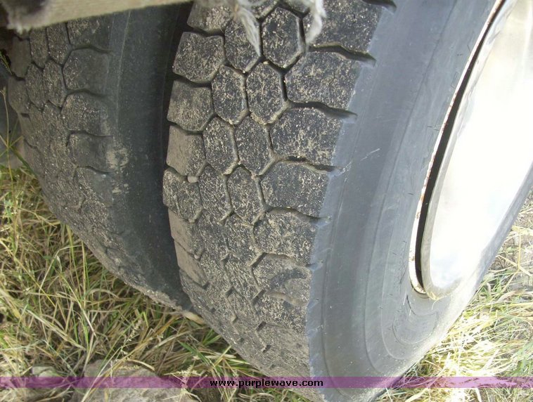 image for item 7603 1992 International Series 4700 16' flat bed truck