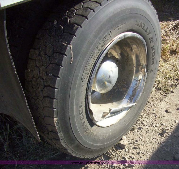 image for item 7603 1992 International Series 4700 16' flat bed truck