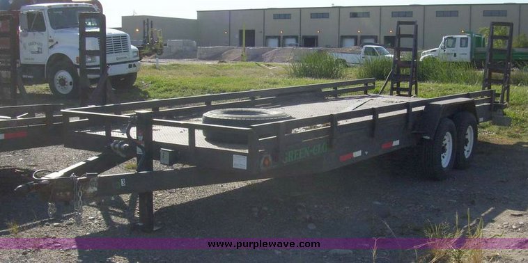 image for item 7606 1993 Gold 28' tandem axle trailer
