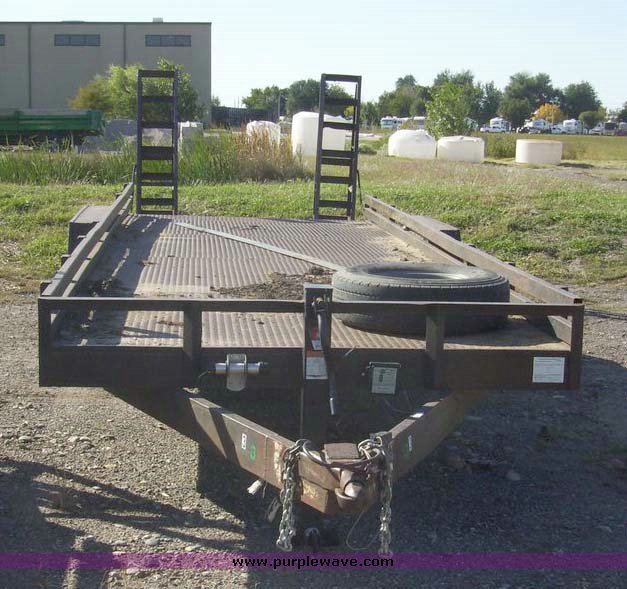image for item 7606 1993 Gold 28' tandem axle trailer