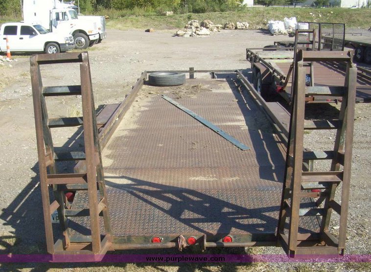 image for item 7606 1993 Gold 28' tandem axle trailer