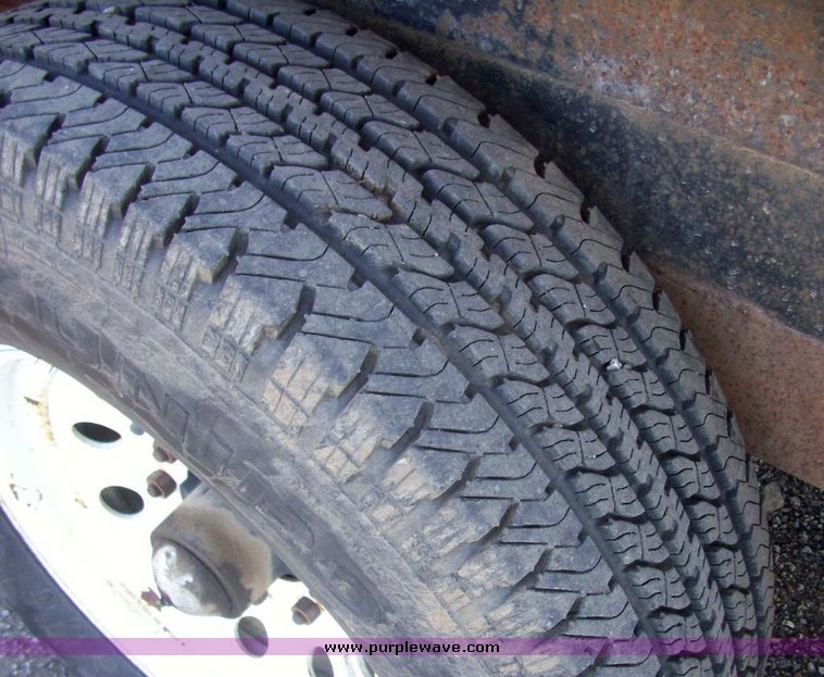 image for item 7606 1993 Gold 28' tandem axle trailer