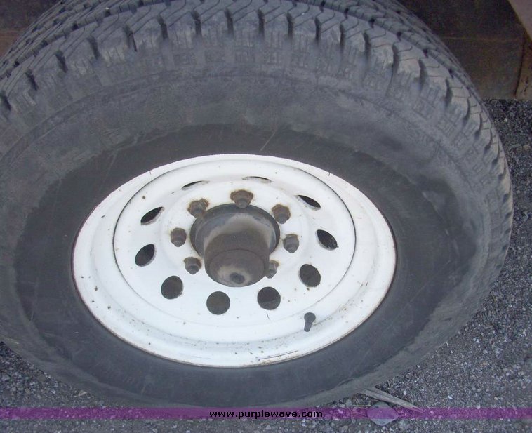 image for item 7606 1993 Gold 28' tandem axle trailer