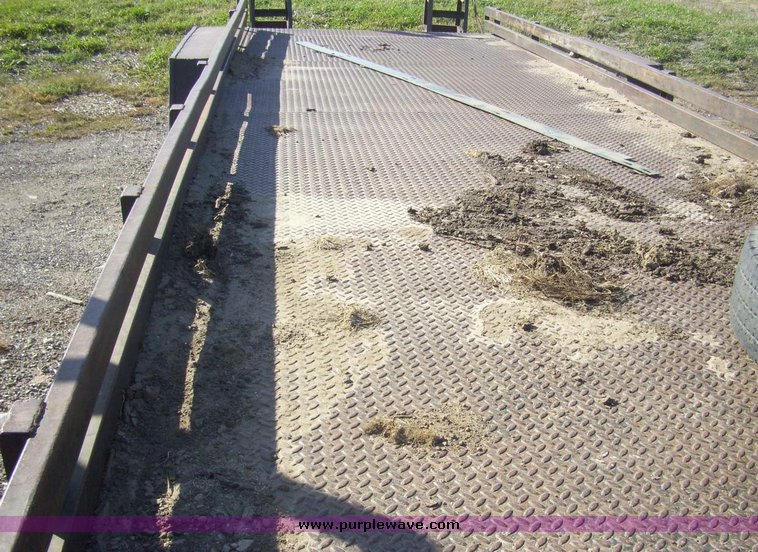 image for item 7606 1993 Gold 28' tandem axle trailer