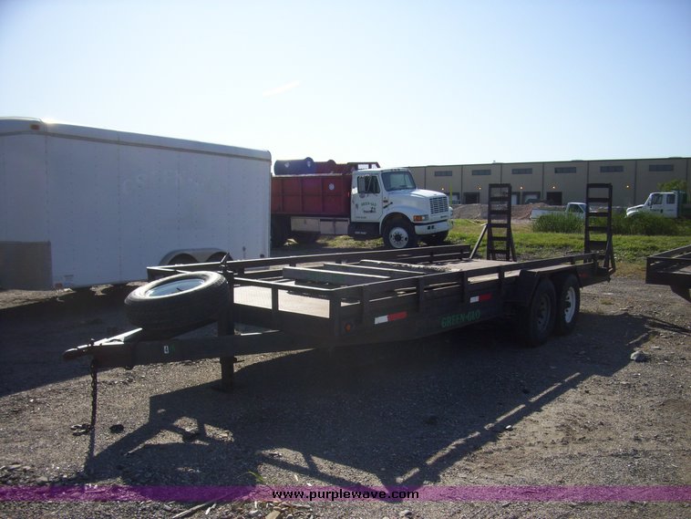 image for item 7607 1993 Gold 27' tandem axle trailer