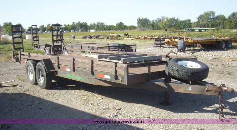 image for item 7607 1993 Gold 27' tandem axle trailer