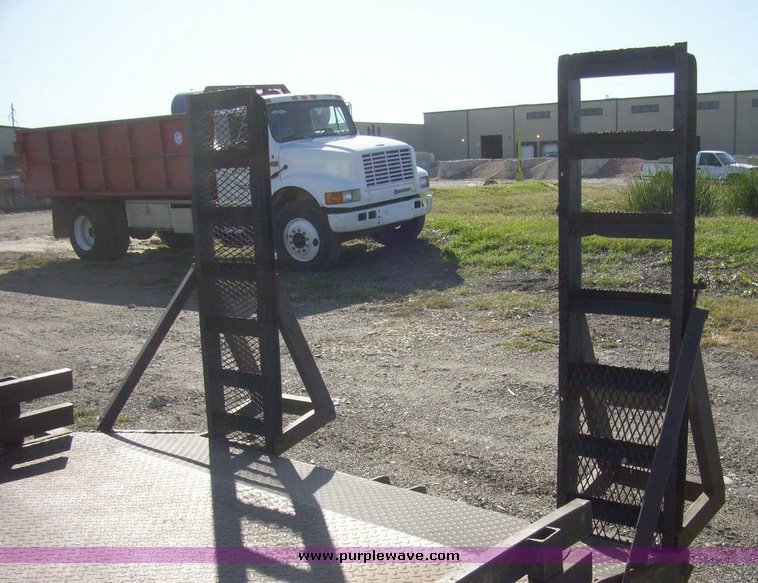 image for item 7607 1993 Gold 27' tandem axle trailer