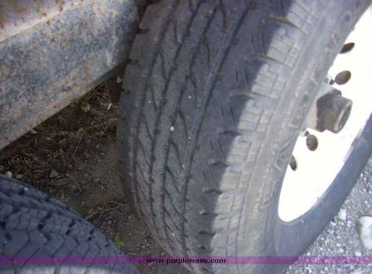 image for item 7607 1993 Gold 27' tandem axle trailer