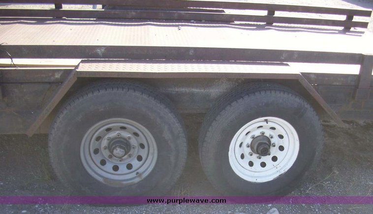 image for item 7607 1993 Gold 27' tandem axle trailer